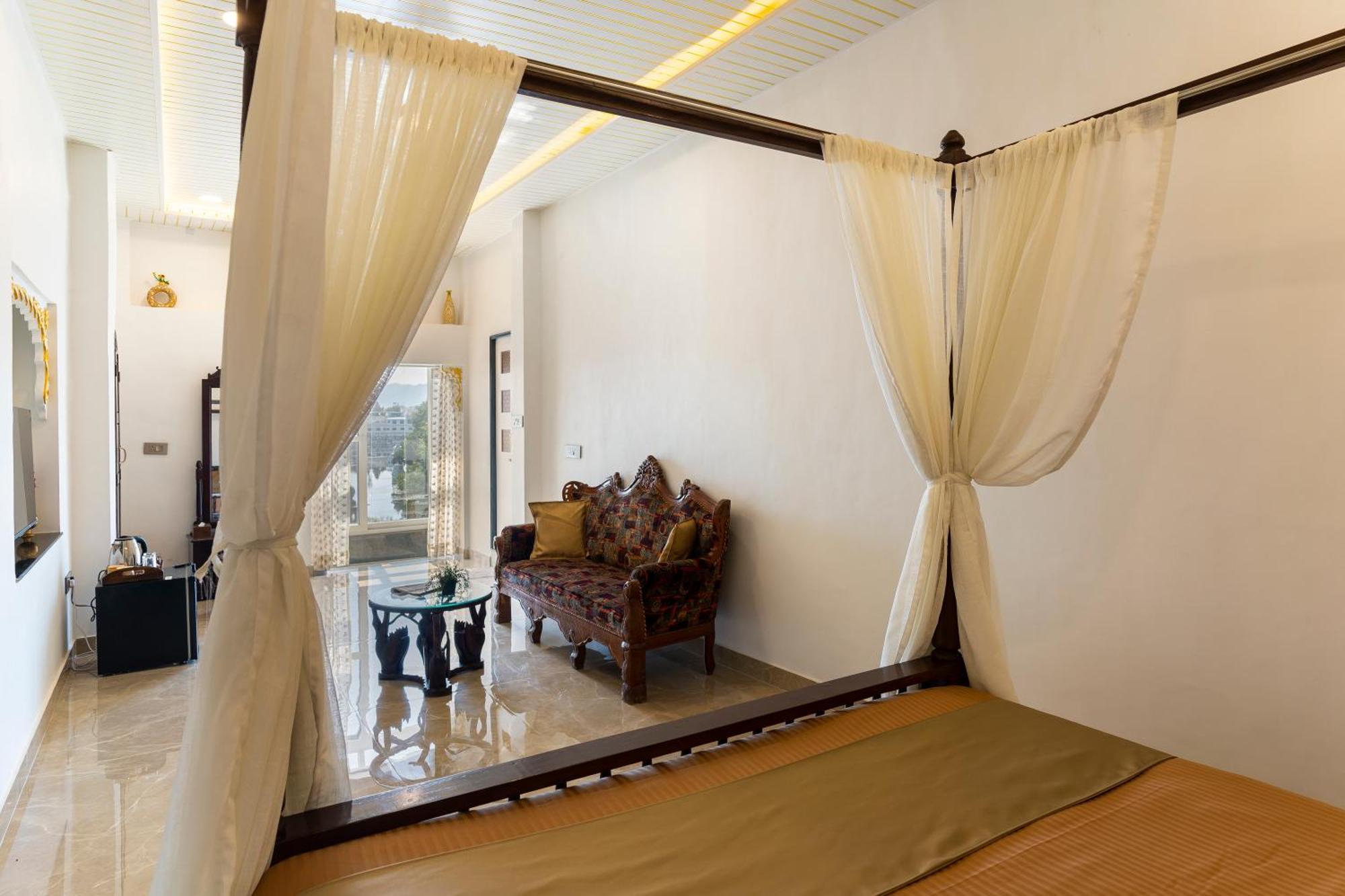 Natural Lake View Hotel Udaipur Exterior foto